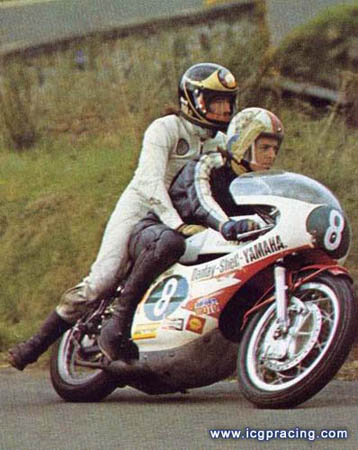 GP France 1972 -  Mortimer ramene Sheene au box.jpg