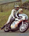 GP France 1972 -  Mortimer ramene Sheene au box.jpg